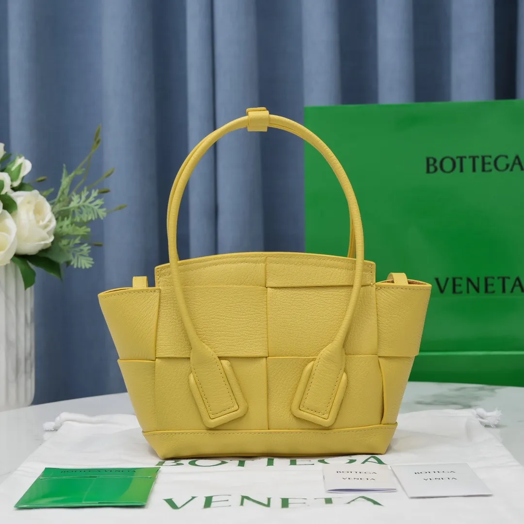 Bottega Veneta Mini Arco original pebbled cowhide has been out of control since the beginning of the cloud bag. It is made of leather block structure and has big ears with emergency buttons. It is super careful... and fashionable. The Mini size is more practical. It comes with a shoulder strap and can be worn cross-body on one shoulder. Style number [6693#] Dimensions: Bag opening 29, base 17.5, width 8, height 17 (excluding handle) pineapple yellow